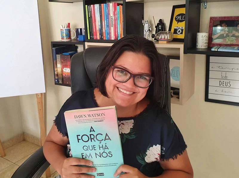 Eu com livro da Dawn Watson Eu com livro da Dawn Watson
